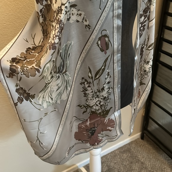 Vince Camuto - J’adore les Fleurs rectangle scarf, Like New - Picture 7 of 7